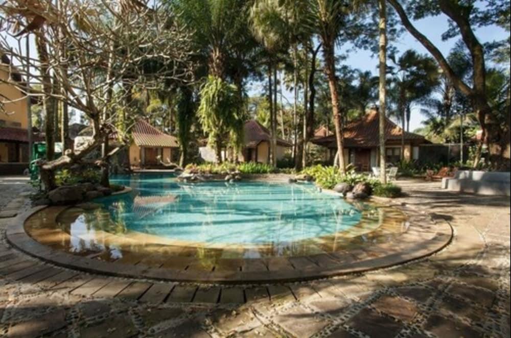 Laras Asri Resort & Spa Salatiga Ngoại thất bức ảnh